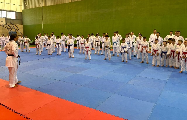 La campeona del mundo María Torres ofrece un exitoso curso de kumite en Águilas