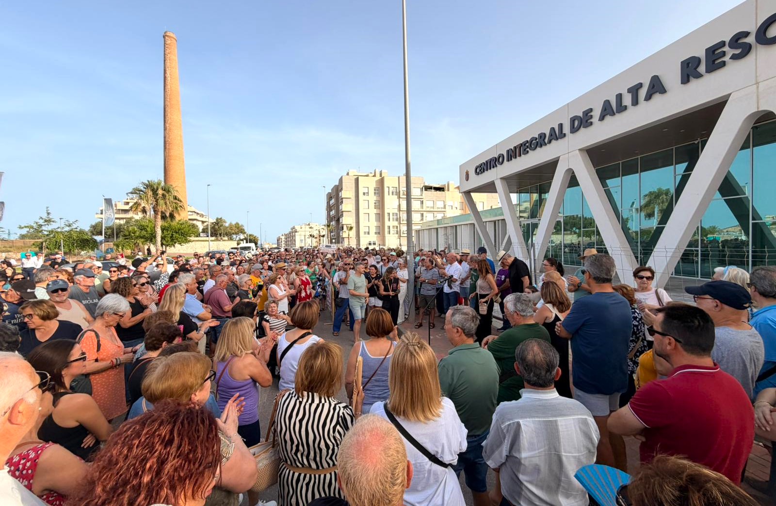Unas 500 personas se concentran en Águilas para exigir la apertura inmediata y completa del CIAR