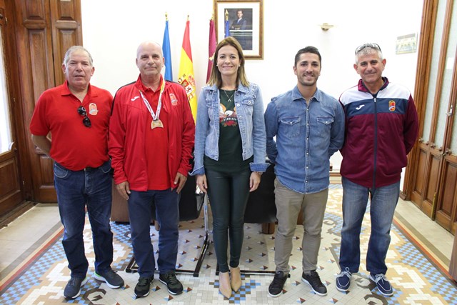 La alcaldesa y el edil de Deportes reciben al aguileño Fernando Pérez Carrión, quinto de España en el Campeonato de Pesca y Casting 