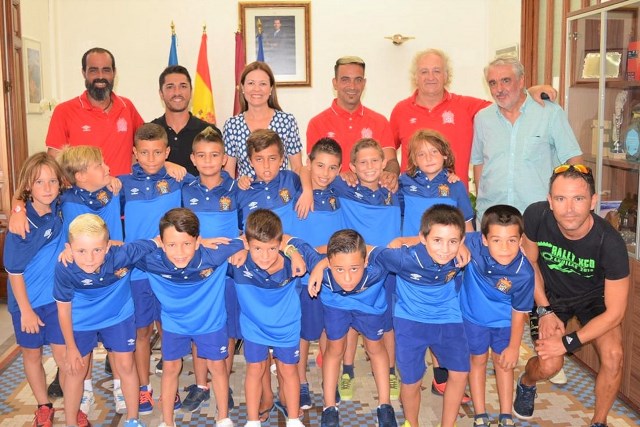 Recepción oficial para los prebenjamines de la ACR Águilas tras quedar campeones de grupo sin perder ningún partido 