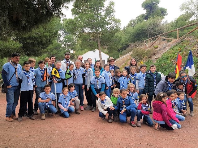 Integrantes del Grupo Scout Centro Cultural de Renfe de Águilas llevan a cabo su acto de Promesa