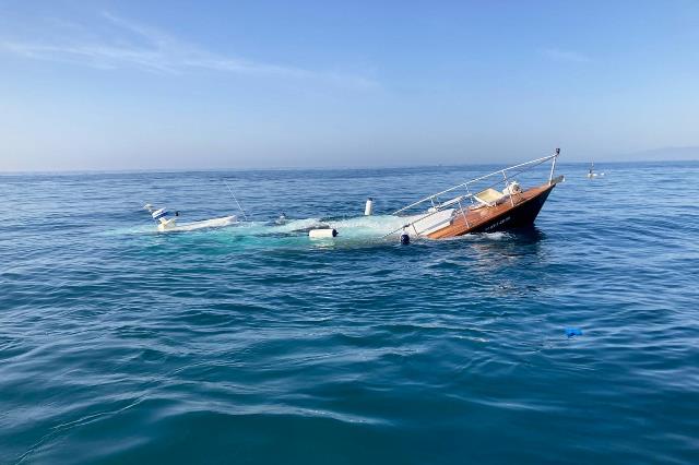 Efectivos del Plan Copla rescatan a 3 tripulantes de una embarcación que se ha hundido frente al Puerto Juan Montiel