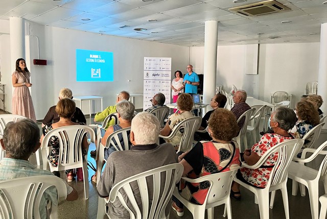 Voluntarios de CaixaBank imparten un Taller de Educación Financiera a mayores en Águilas