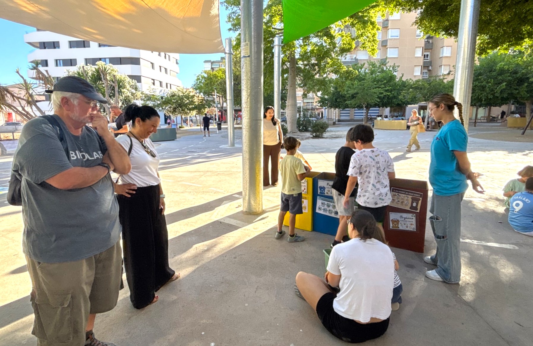 La Plaza Gutiérrez Mellado acogió ayer 'La Fiesta del Reciclaje', dirigida a fomentar la conciencia medioambiental entre los más pequeños