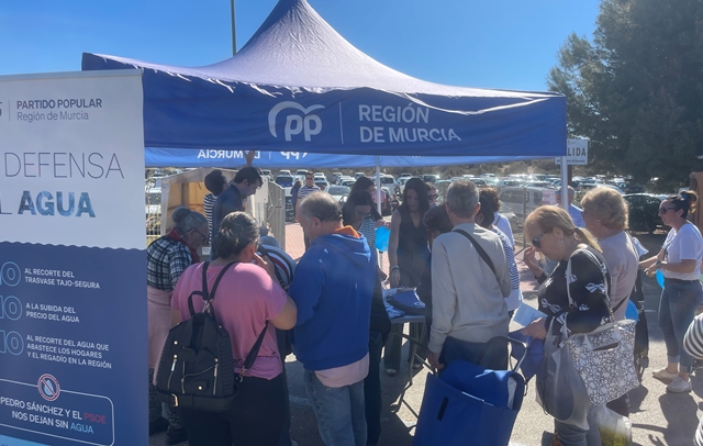 El PP de Águilas sale a la calle con una carpa informativa para “unir a la sociedad en defensa del agua para poner freno al recorte del trasvase"