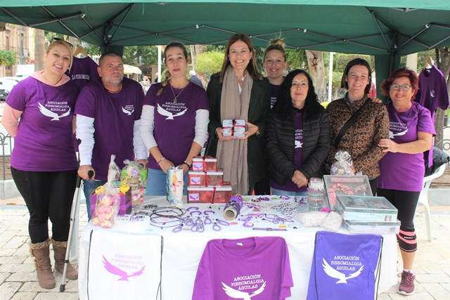 La asociación Fibromialgia Águilas instala un stand informativo en la plaza de España 