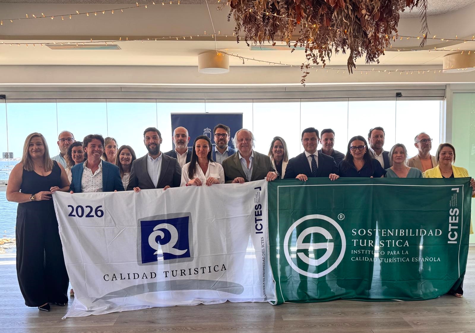 La costa de Águilas sigue sumando reconocimientos con la obtención de 6 Banderas Q de Calidad y 6 S de Sostenibilidad