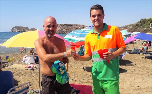 El Ayuntamiento de Águilas reparte más de 3.000 ceniceros de playa entre los bañistas 