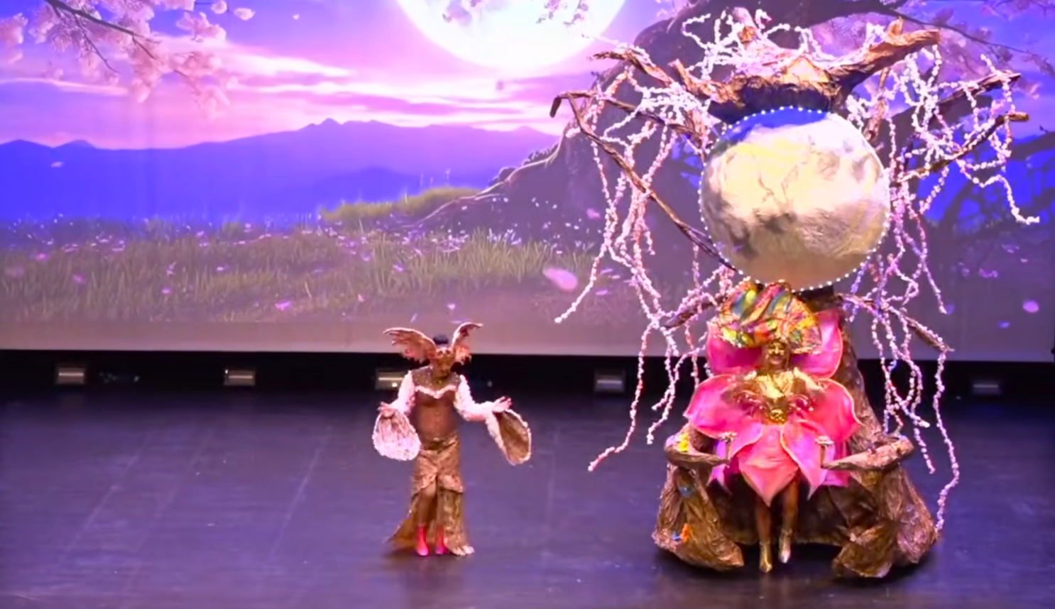 Las ganadoras del Concurso de Trajes de Papel del Carnaval de Águilas 2026 piden ayuda para localizar su disfraz