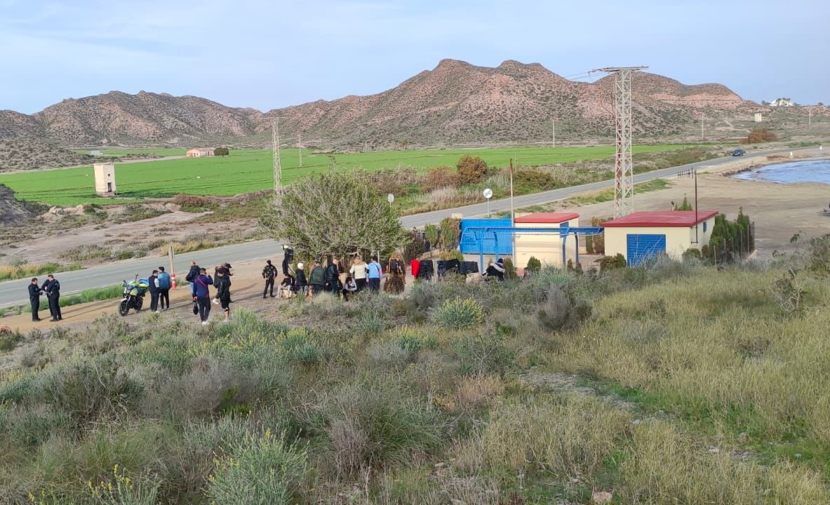 25 inmigrantes han tomado tierra esta tarde en la zona de la playa de La Cola en Águilas