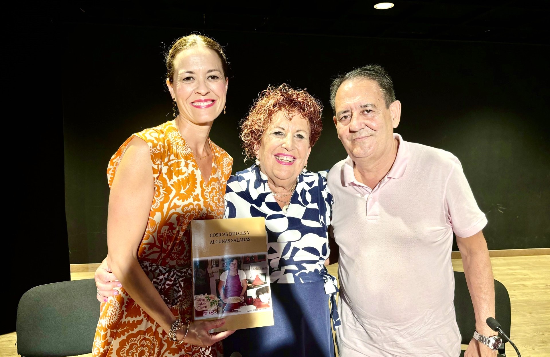 La Casa de la Cultura se queda pequeña para acoger la presentación del libro “Cosicas dulces y algunas saladas”