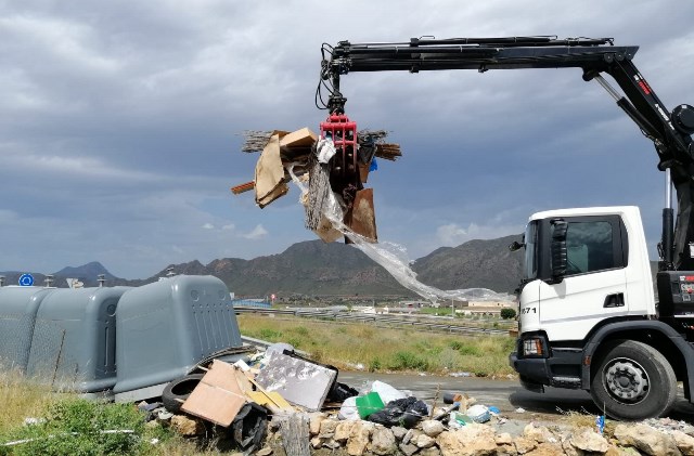 El Ayuntamiento de Águilas lleva a cabo una campaña contra los vertederos incontrolados