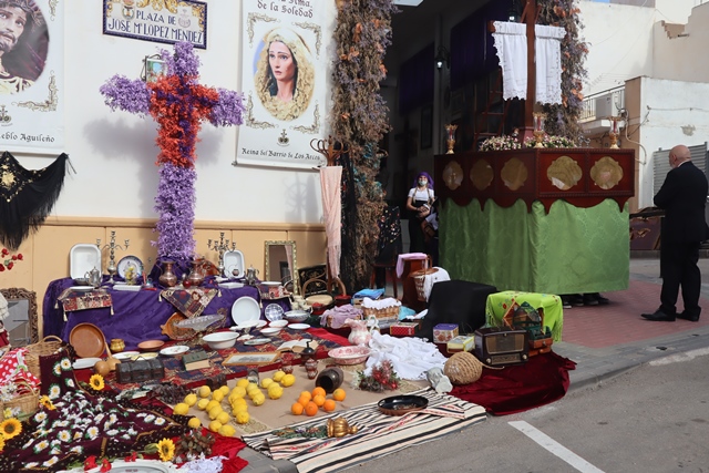 Los costaleros infantiles del Paso Morado de Águilas recorren las calles con el Paso Chico