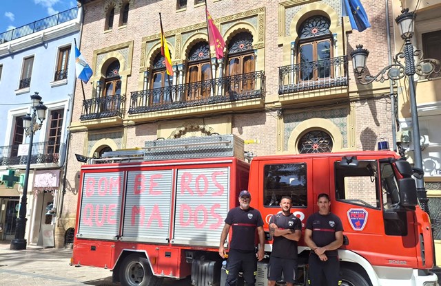La alcaldesa de Águilas muestra su apoyo a los bomberos del Consorcio de Extinción de Incendios