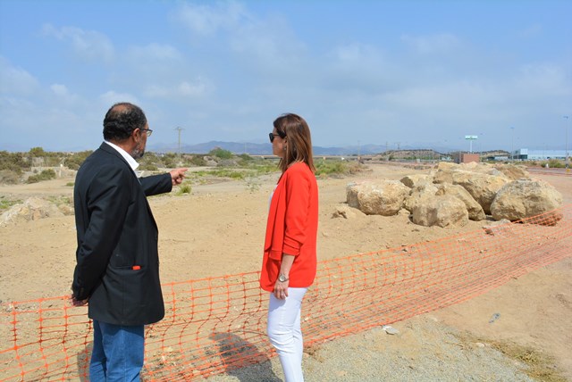 La alcaldesa de Águilas y el edil de Urbanismo supervisan las obras de adecuación en la margen de la rambla del Cañarete  