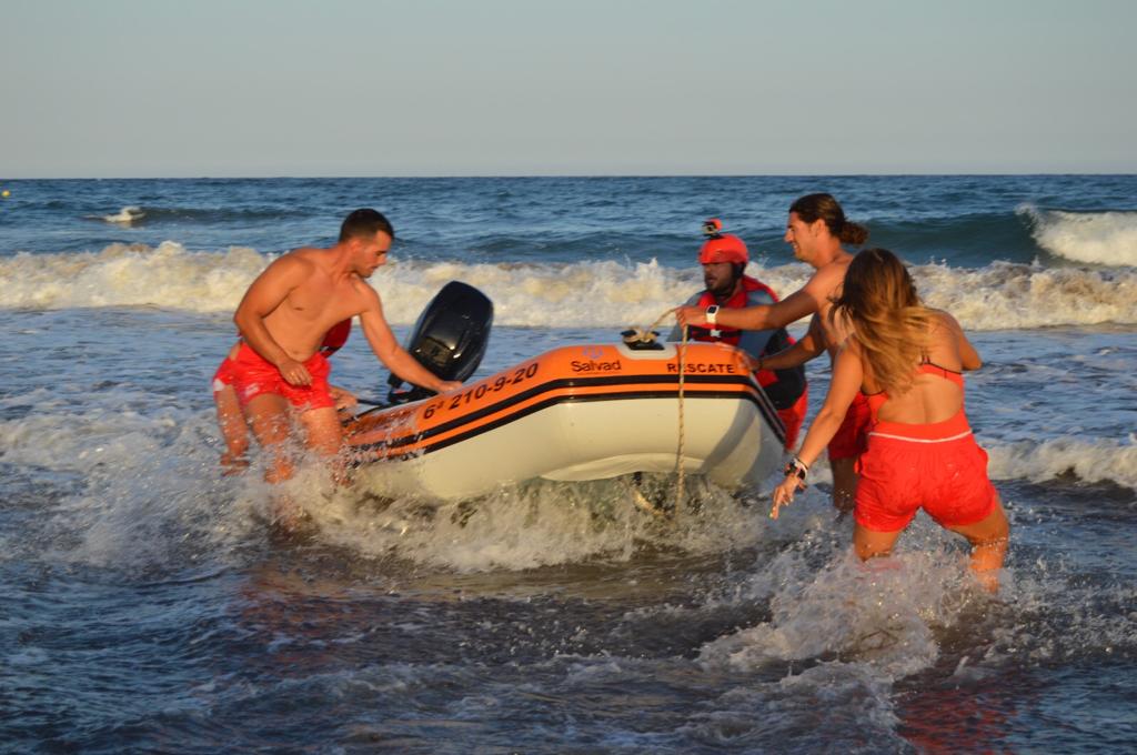 Rescate múltiple en la playa aguileña de La Higuerica