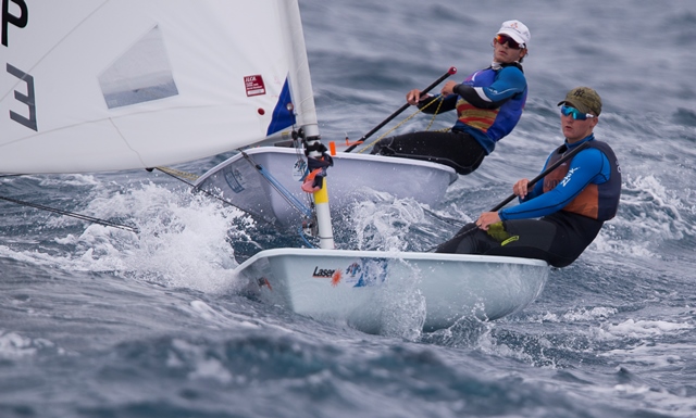 Javier Seguí y Carlos Martínez lideran el nacional ILCA 6 en Águilas 