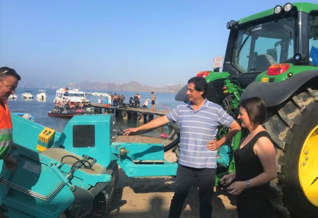 Nueva flota de vehículos sostenibles para la limpieza de playas en Águilas 