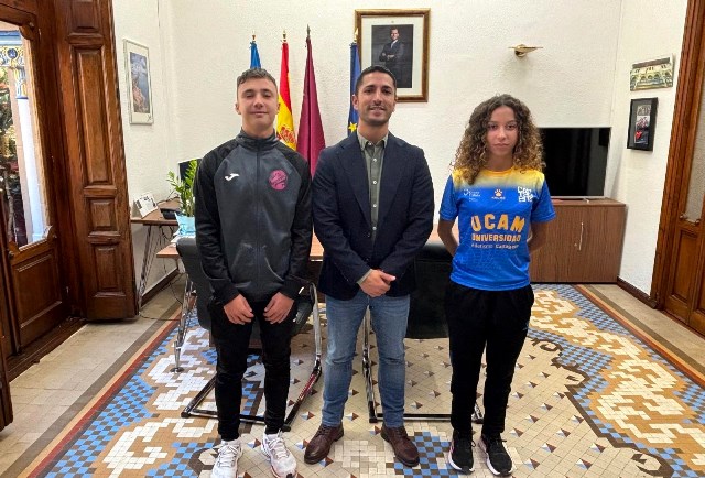 Los atletas Fátima Hernández y Víctor Cayuela son recibidos por el alcalde de Águilas