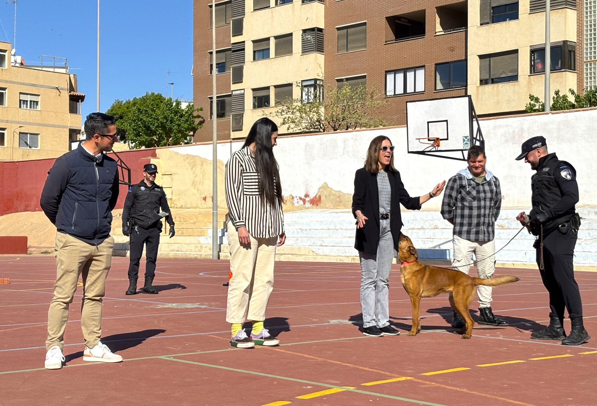 La unidad canina de la Policía Local participa en una exhibición en el colegio San Juan de las Águilas