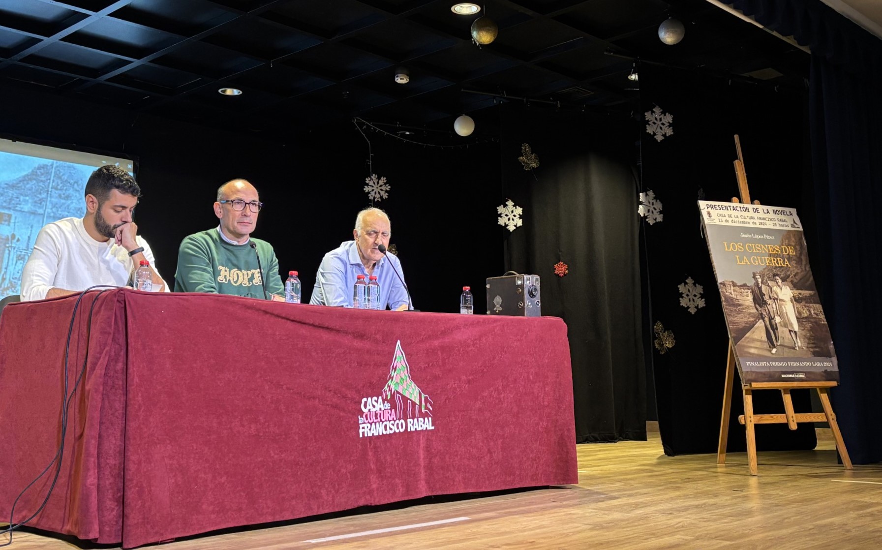 Jesús López presenta en Águilas “Los cisnes de la guerra”, novela finalista de los Premios Lara