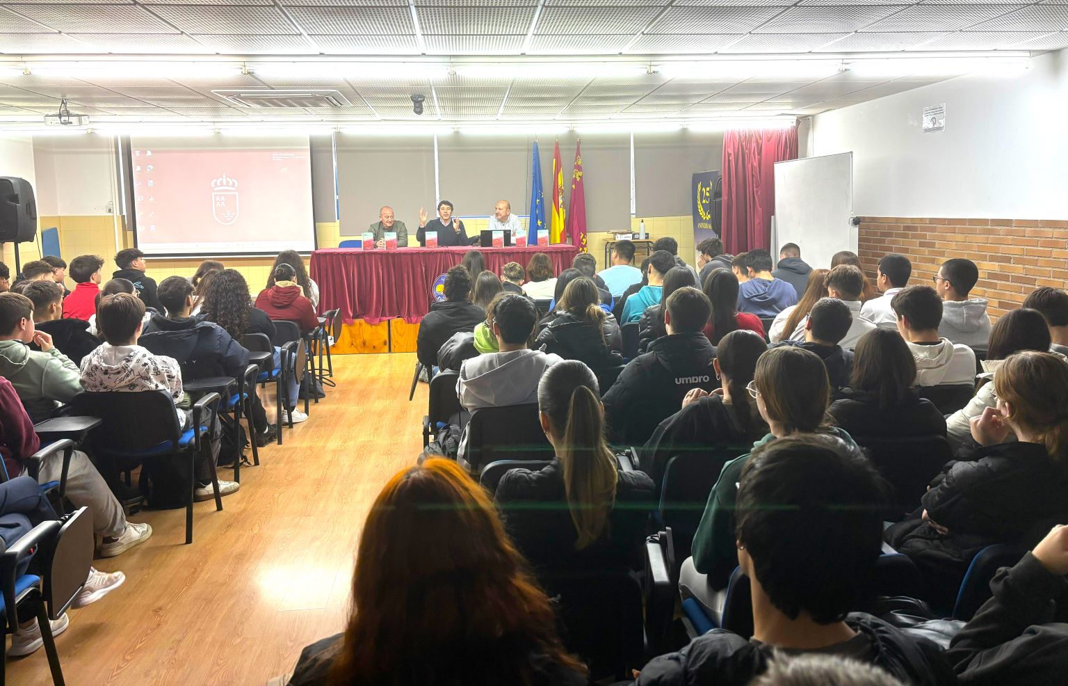 El periodista aguileño Miguel Ángel Ruiz Parra ofrece una charla en el IES Europa sobre ciencia, literatura y medioambiente