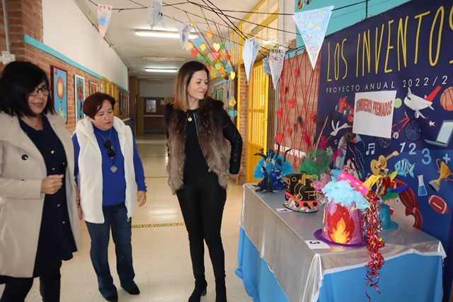 El colegio Joaquín Tendero de Águilas realiza una exposición de sombreros carnavaleros