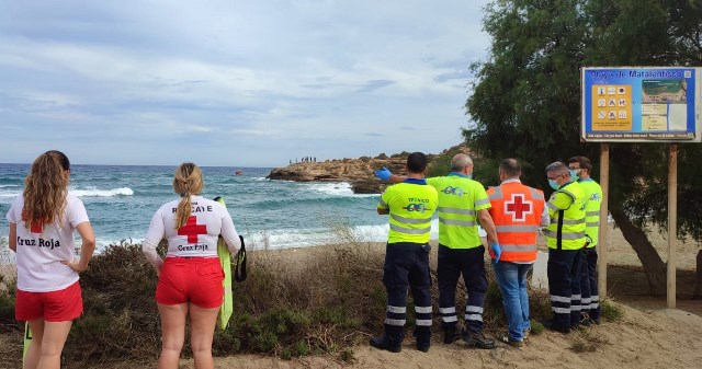 Rescatan y trasladan al hospital a un bañista con dificultad para salir del agua en la playa de Matalentisco en Águilas