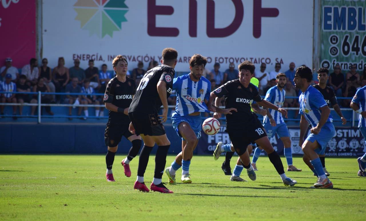 El Águilas pierde ante el Hércules un partido en el que le anularon dos goles, estrelló dos balones en la madera y jugó 40 minutos con un hombre menos por una roja incomprensible