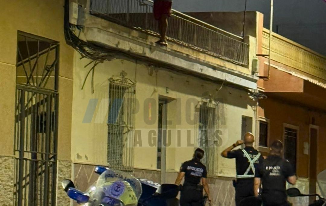 Agentes de la Policía Local evitan un intento de suicidio en una vivienda de Águilas