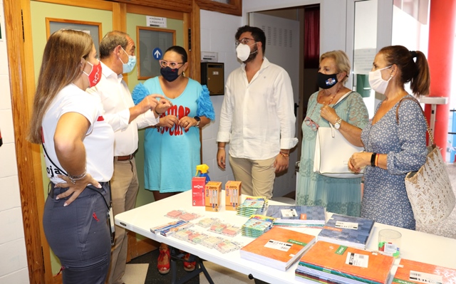 El Partido Popular participa en la campaña de recogida de material escolar organizada por Cruz Roja Águilas