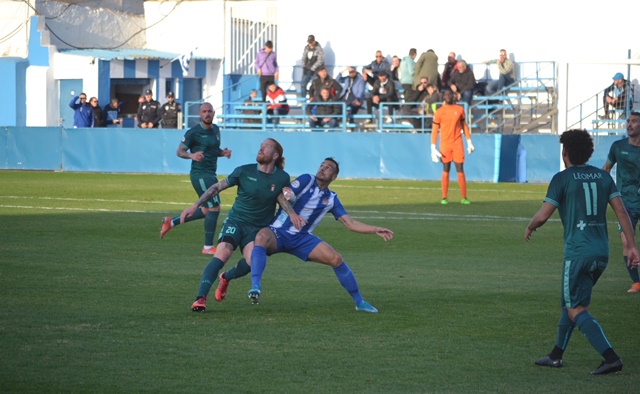 El Águilas vence al Lorca en un derbi muy igualado que se decantó tras la entrada en el campo de Víctor Fenoll