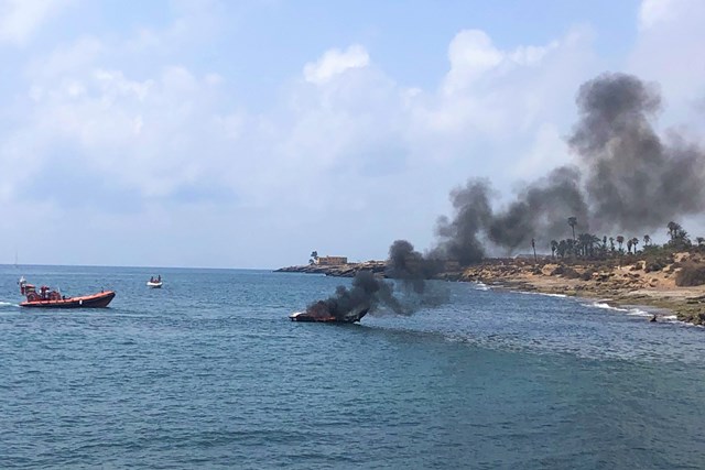 Aparatoso incendio de una embarcación junto al paraje de La Casica Verde en Águilas 