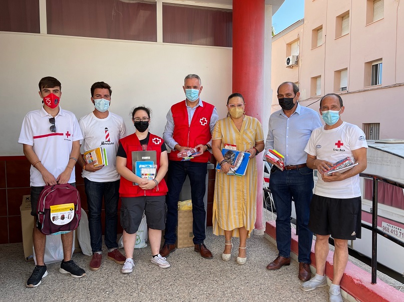 NNGG Águilas entrega a Cruz Roja el material escolar recogido en la Plaza  de España 