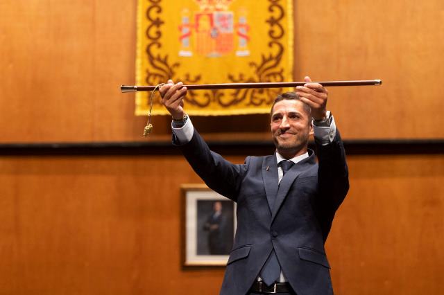 Cristóbal Casado recibe de Moreno el bastón de mando como nuevo alcalde de Águilas