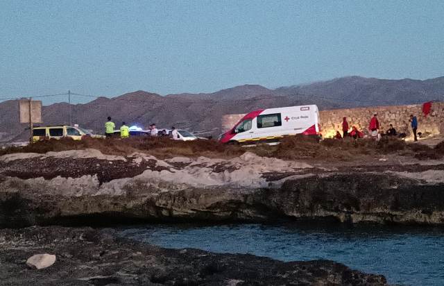 Una tercera patera alcanzó la costa de Águilas en la noche de ayer martes con 15 inmigrantes a bordo