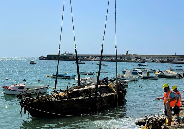 La Comunidad reflotará 9 embarcaciones arrastradas al fondo del mar en el puerto pesquero-deportivo de Águilas