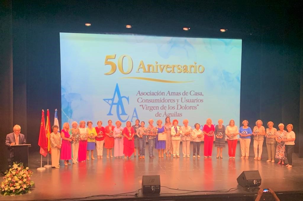 El programa de actos con motivo del 50 aniversario de la Asociación de Amas de Casa concluye con un homenaje a todas sus presidentas