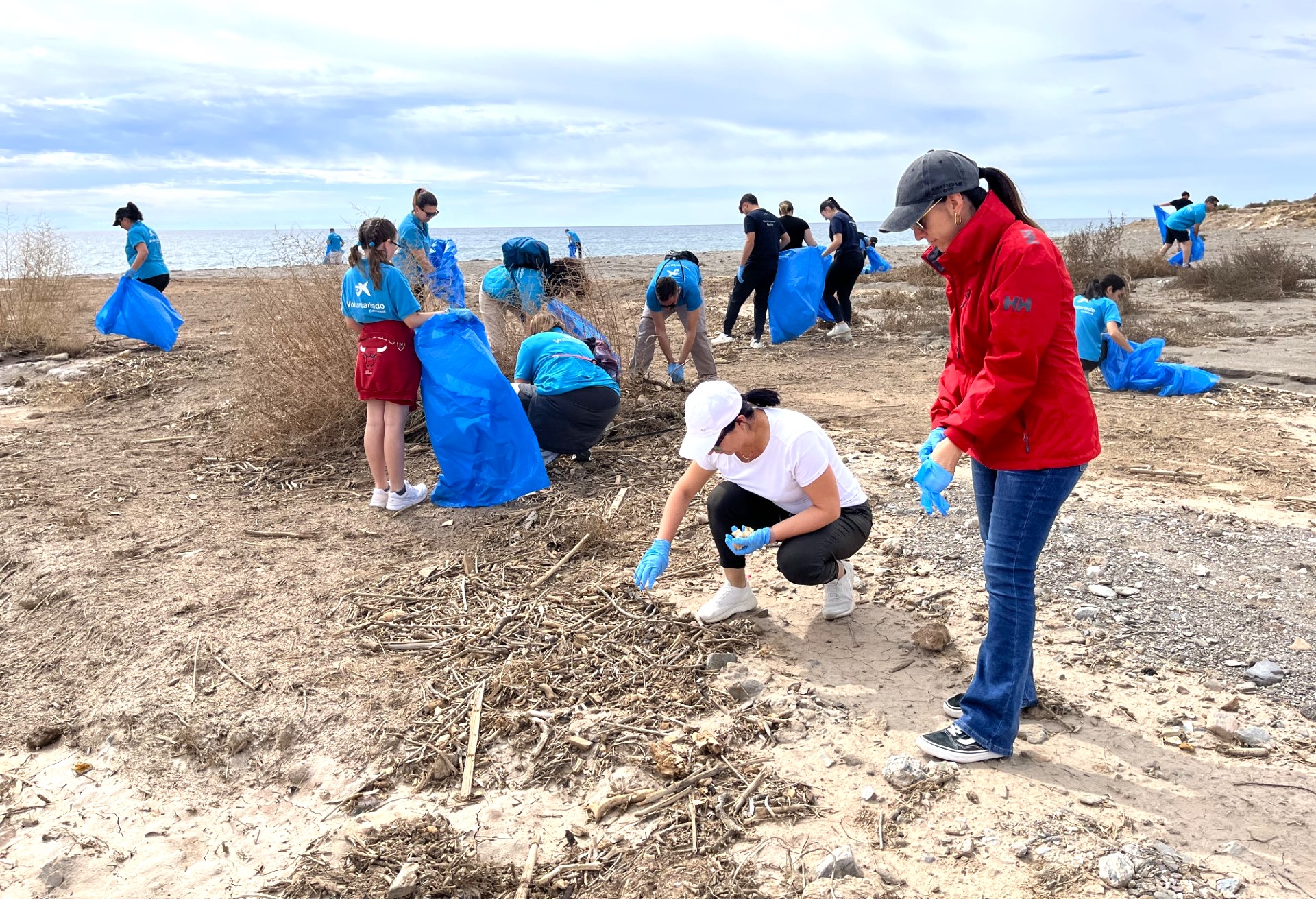 El voluntariado de CaixaBank y la Sede Permanente de la UMU en Águilas llevan a cabo una jornada de limpieza de playas