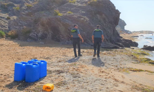 Guardia Civil y Salvamento Marítimo interceptan dos pateras y rescatan a 16 inmigrantes en la Playa Amarilla de Águilas