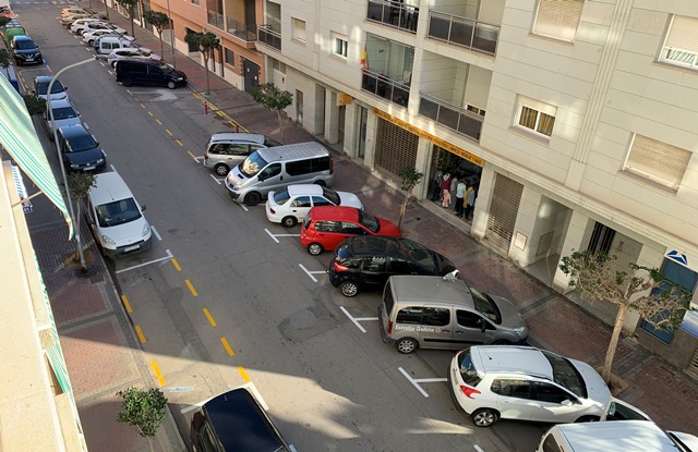 El Ayuntamiento de Águilas lleva a cabo la reordenación de la zona de aparcamiento en la calle Armando Muñoz Calero