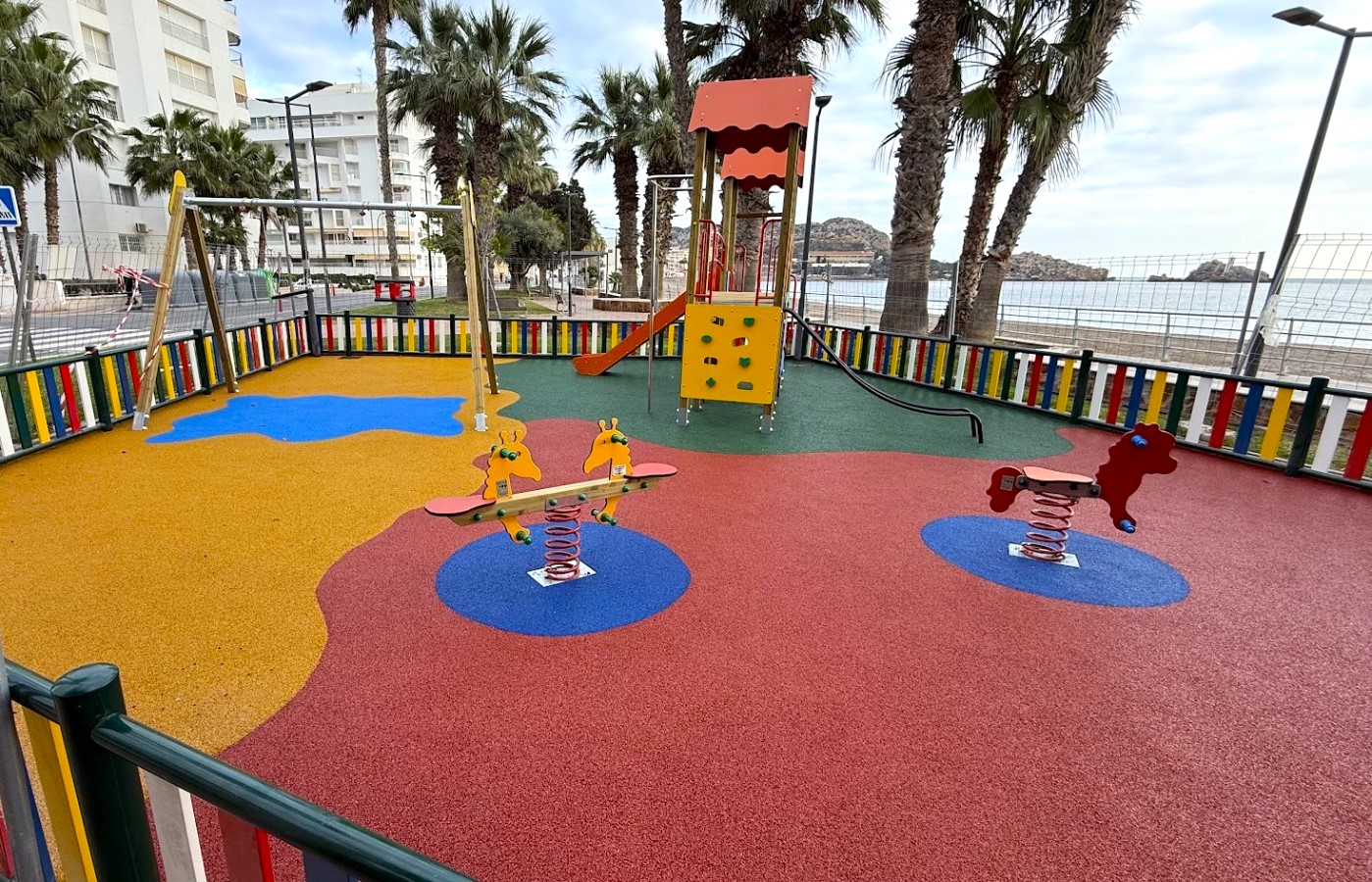 El Ayuntamiento de Águilas lleva a cabo la renovación integral del parque infantil del Paseo de Levante