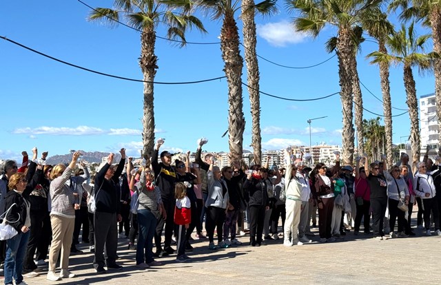 Cerca de un centenar de personas se suman a la Marcha Saludable de Águilas con motivo del Día Mundial del Consumidor