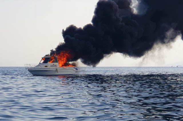  Nuevo incendio de una embarcación en la costa de Águilas  