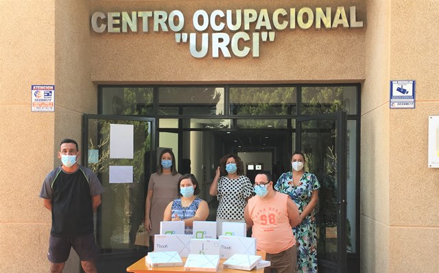 El centro comercial Águilas Plaza dona 12 tablets a los usuarios del Centro Ocupacional Urci