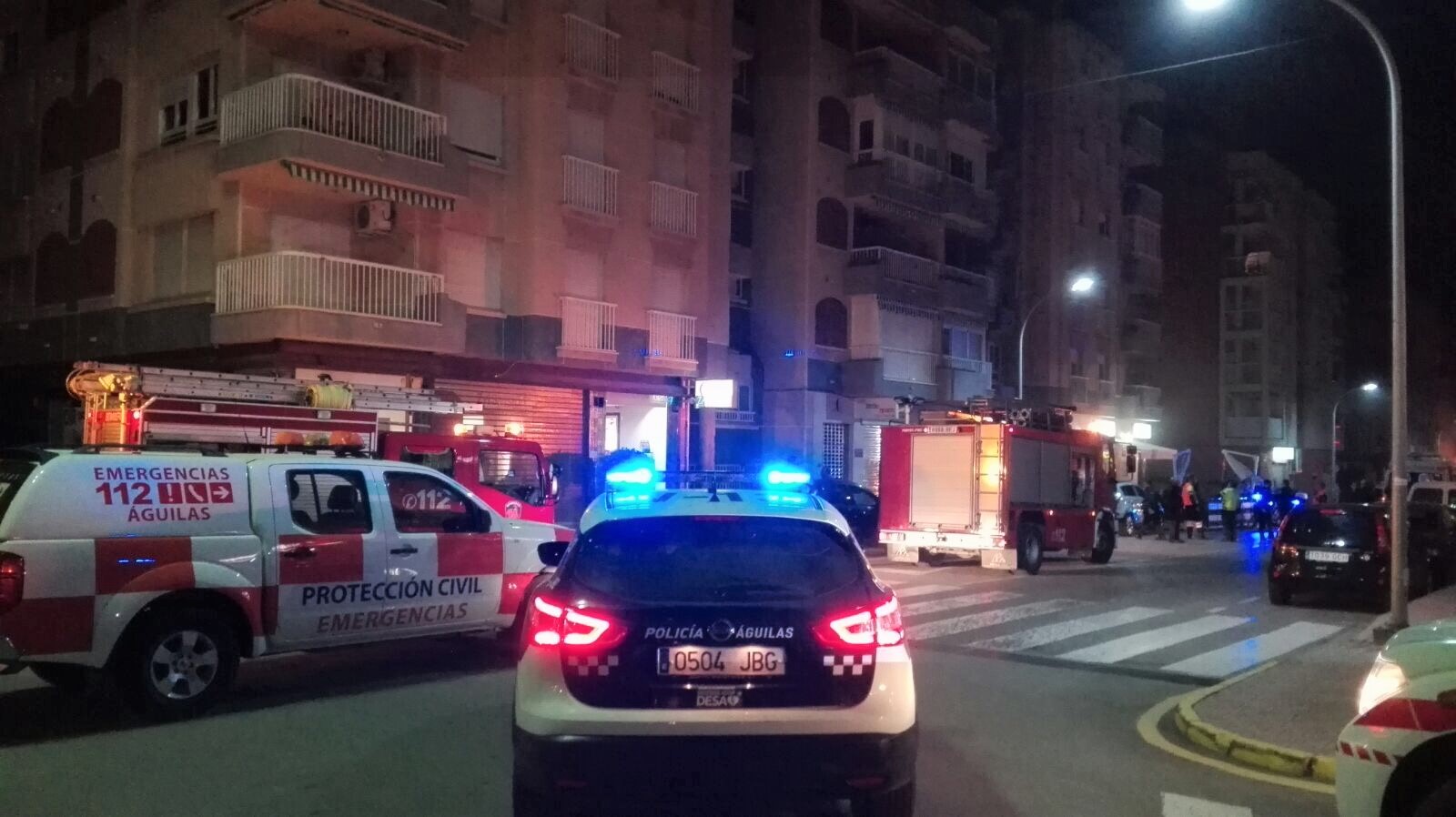 Un edificio fue evacuado anoche en Águilas tras producirse un incendio de dos vehículos que se encontraban en el garaje