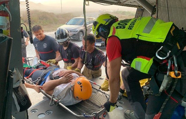 Servicios de emergencias rescatan a una senderista herida en Águilas