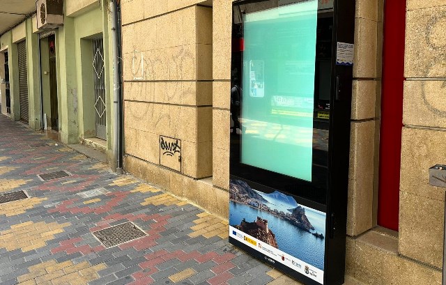 El Ayuntamiento de Águilas moderniza la experiencia turística con la instalación de tótems y atriles digitales interactivos