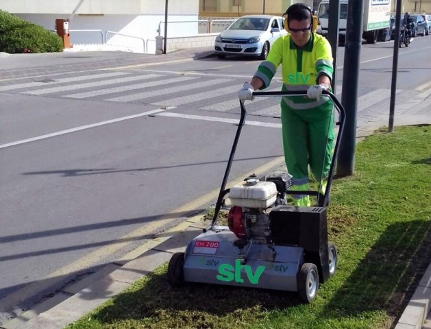 El Ayuntamiento pone en marcha una técnica para mejorar ‘la salud’ de más de 50.000 metros de césped en Águilas 