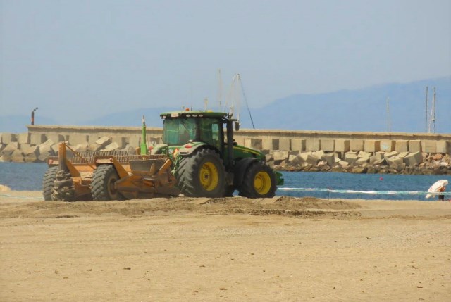 El edil de Playas pide que se respeten las zonas acotadas por obras en las playas de Poniente, La Cola y Casica Verde